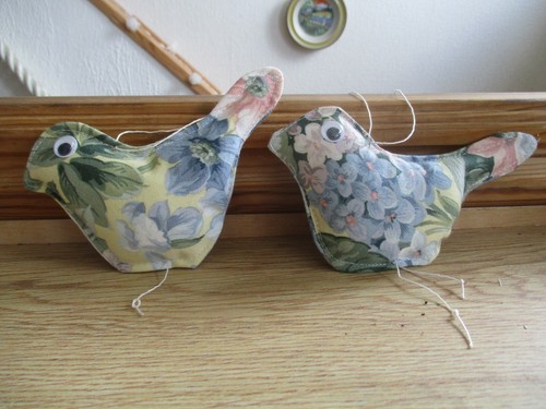 2 Vögel aus Stoff, Vogel Frühling Ostern, Deko Hänger, Handarbeit, Bunt, Genäht - Bild 1 von 5