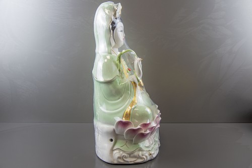 Estatua de porcelana pintada a mano de Guan Yin elegante diseño de loto verde pastel y rosa - Imagen 9 de 10