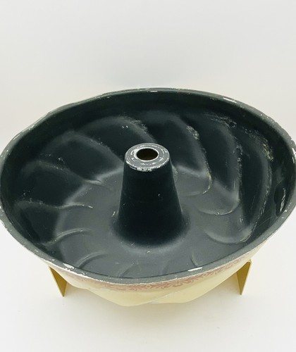 Vintage 1940-50s Style Yellow w/ Orange Stenciling Fluted Bundt Cake Pan Mold - Picture 4 of 5