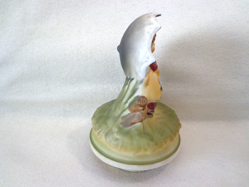 VINTAGE HUMMEL STYLE SANKYO MUSIC BOX BOY AND GIRL UNDER UMBRELLA - Picture 4 of 7