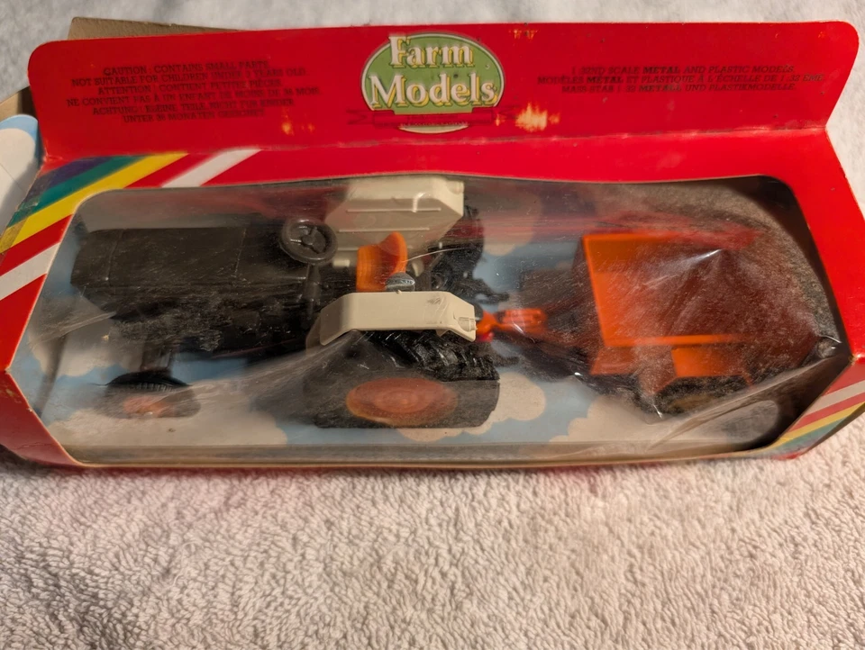 NEW Britains Farm Models Tractor & Mini Trailer 1:32 9431 - Image 2 of 4