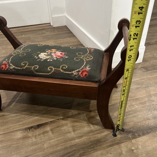 Vintage Needlepoint Ottoman Mahogany ? - Picture 15 of 15