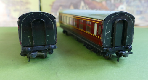 Pair of Hornby-Dublo Tinplate D3 corridor coaches- Brake/3rd and 1st/3rd boxed - Picture 12 of 15