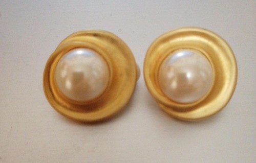 Vintage Gold Swirl Rim Faux Pearl Earrings Clip on - Picture 4 of 5