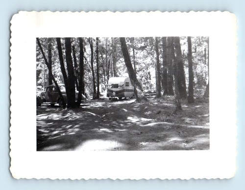 Foto de colección de los años 40 coche y cámper en el bosque montaje antiguo remolque camping vacaciones - Imagen 3 de 3