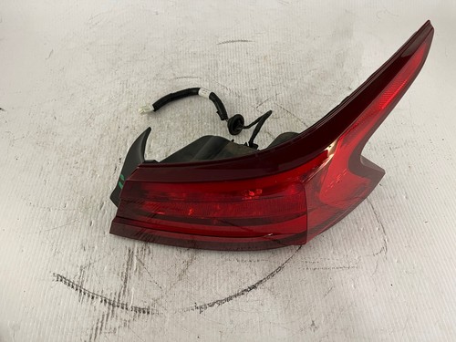 OEM | 2016-2018 Nissan Maxima Halogen Outer Tail Light (Right/Passenger) - Picture 3 of 9