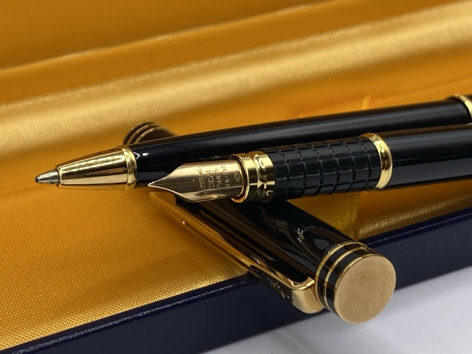 Pluma Estilográfica Waterman Exclusiva Cartucho Negra, Borde Dorado 18K Plumín y Bolígrafo Foto 2 de 4