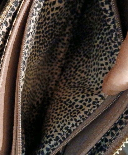 Neu mit Etikett Poppi veganes Leder Kalbsleder Crossbody Clutch Geldbörse lavendel goldfarbene Hardware - Bild 12 von 13