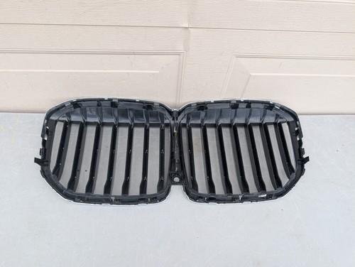 19 20 21 BMW X7 G07 Front Upper Grille 8094566 OEM - Picture 6 of 8