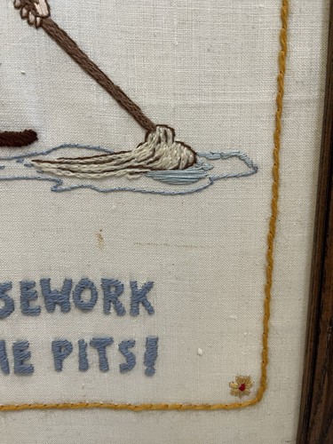 Vintage handgefertigte Crewel Kunst gerahmte Hausarbeit ist die Grube! Wischen bestickt - Bild 4 von 10