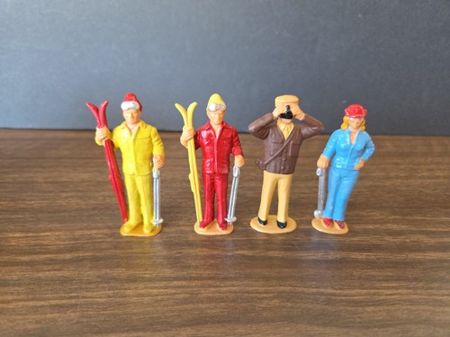 LGB Tourist Skier Figure Rosso e Giallo Uomo Blu Donna e Uomo Macchina Fotografica Scala G 1/24