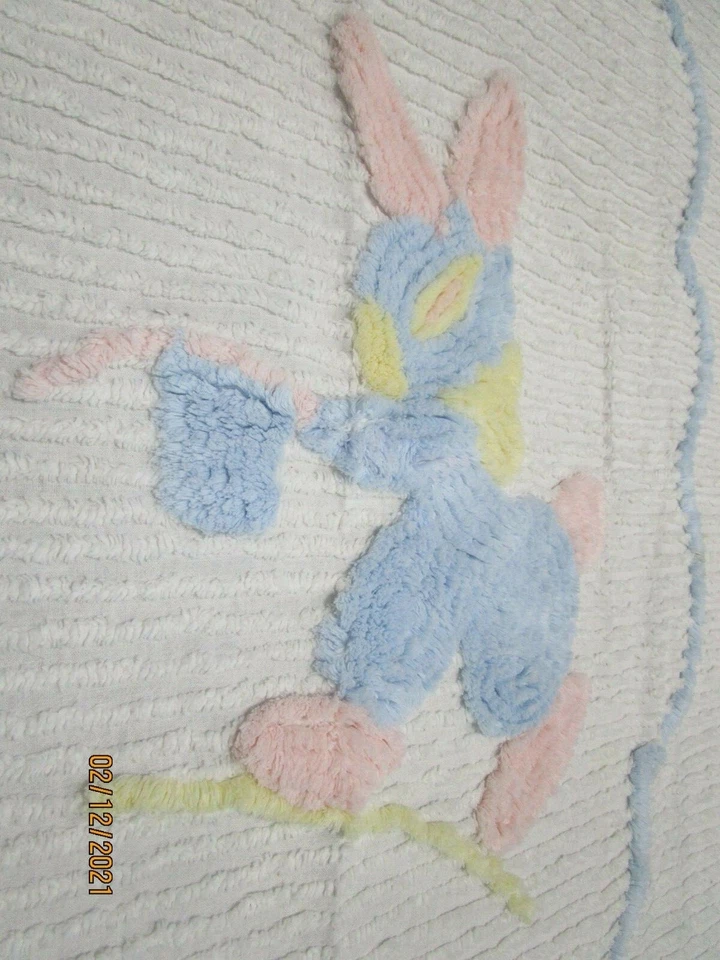 COBERTOR DE BEBÊ CHENILLE VINTAGE/Branco Espalhado com Borda Azul Coelho Rosa e Azul 60x40 - Imagem 2 de 4