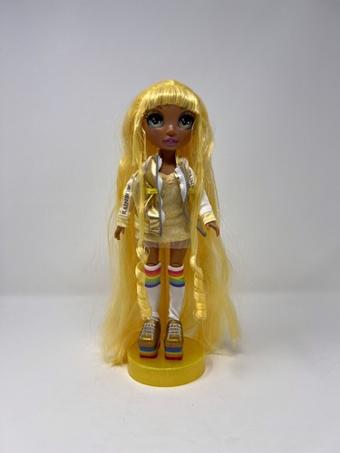 Rainbow High Serie 1 Sunny Madison Moda Muñeca Arco Iris Chaqueta Calcetín Zapatos Soporte - Imagen 7 de 8