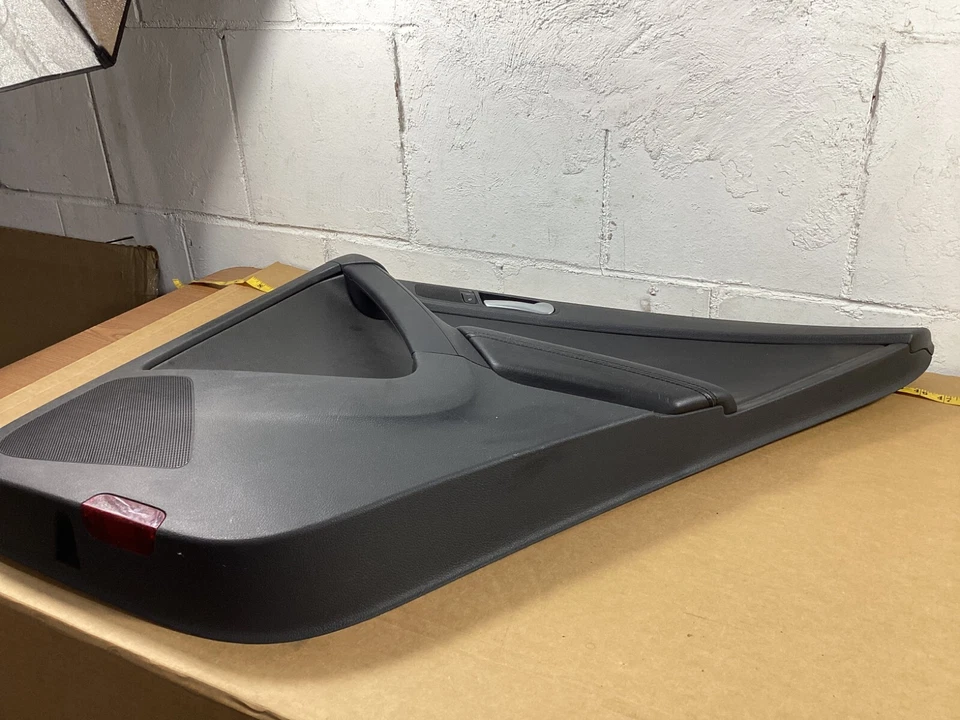 2011-2013 VOLKSWAGEN Tiguan T5 Rear Right Passenger Door Card Panel 867012B OEM. - Image 2 of 4