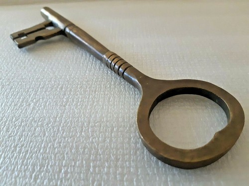 RARE OLD VINTAGE ANTIQUE SOLID BRASS LARGE KEY 6.5''= 16,5cm - Picture 4 of 6