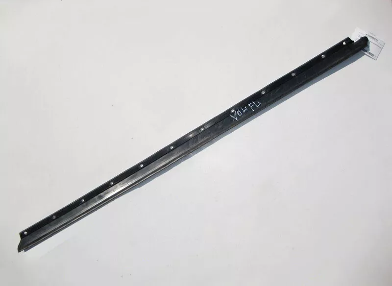 Mercedes-Benz A1646904762 Sealing lower rubber band front left 