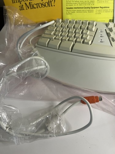 Microsoft E06401PS2 Natural Elite Przewodowa PS2 Biała ergonomiczna klawiatura z pudełkiem - Zdjęcie 3 z 15