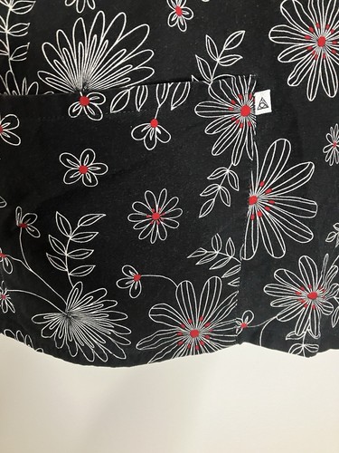 Top scrub collo capesante floreale nero Cherokee Studio uniforme medica media - Foto 2 di 8