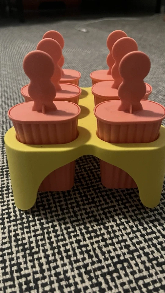 Moldes para paletas rosa y amarillo y bandeja de pie hace 6 con palos Foto 2 de 3