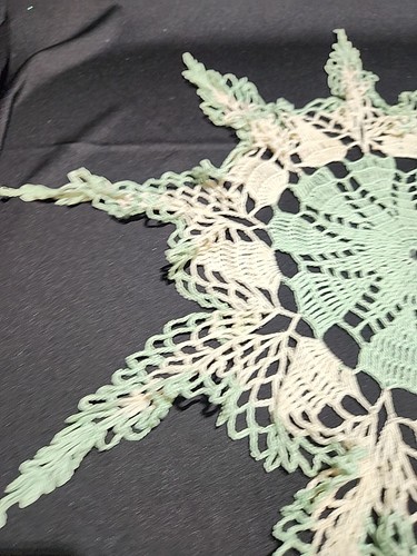 Doilie ganchillo a mano 22" diámetro verde menta y marfil vintage - Imagen 4 de 6
