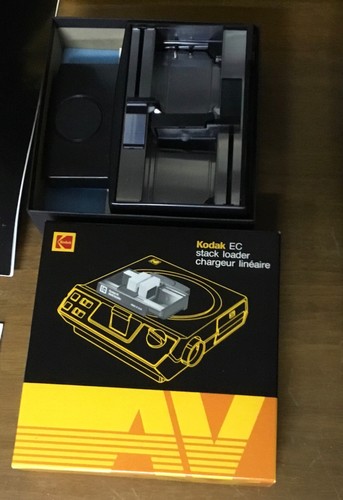 Pre-Owned Kodak 4600 Carousel Slide Projector with box powers on - Picture 7 of 8