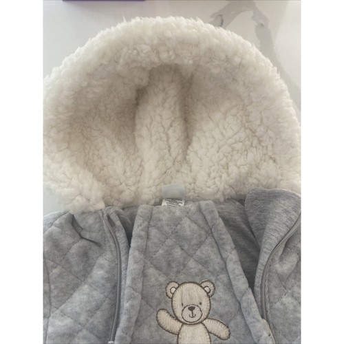 Little Me Einteiler Wimpel Mantel Schneeanzug 3-6 Monate grau Bär Puffer brandneu - Bild 10 von 11