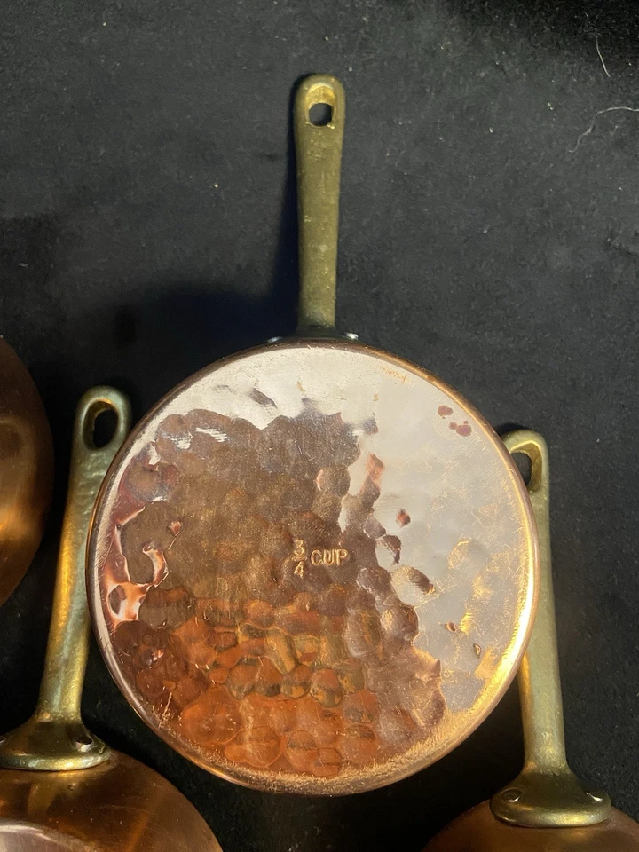 Juego de 4 vasos medidores de cobre y latón con fondo martillado Foto 4 de 4