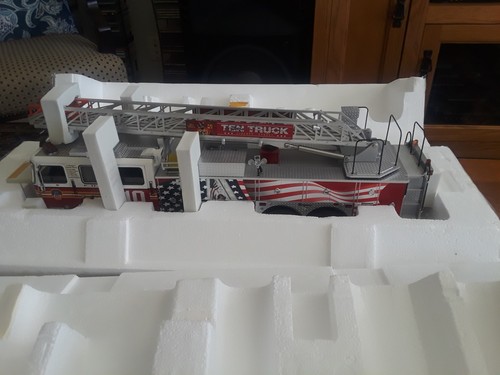 Code 3, 1/ 32 FDNY SEAGRAVE REAR MOUNT LADDER 10,  911 TRUCK - Picture 10 of 13