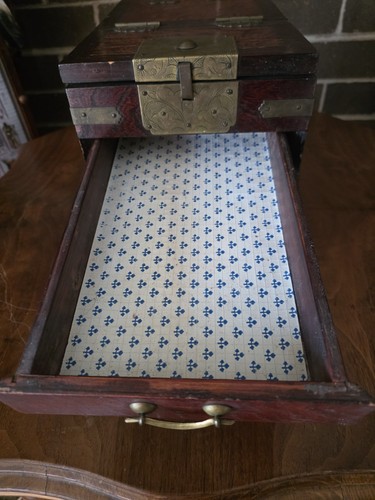 antike chinesische Reise-Schminktischbox, auch Rasier- oder Schmuckschatulle genannt  - Bild 12 von 24