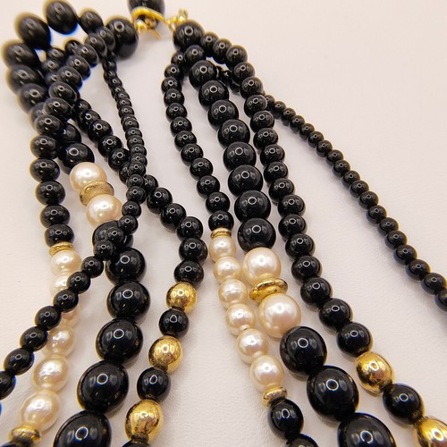 Gargantilla de cuatro hilos vintage Monet imitación perla negro dorado tono firmado - Imagen 14 de 23