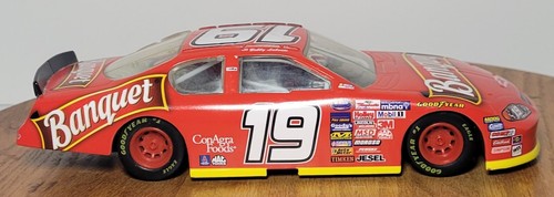 2005 Nascar Bobby LaBonte #19 Red Monte Carlo Banquet Race Car - Picture 12 of 13