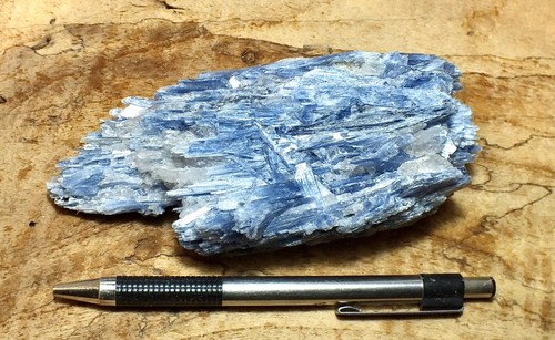 kyanite - blue kyanite on quartz, Minas Gerais, Brazil - hand/display specimen - Imagen 9 de 10