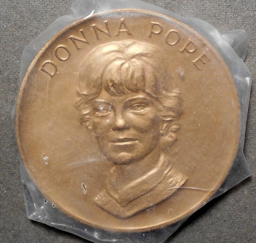 Donna Pope, serie de directores de Estados Unidos como nueva, bronce amarillo, 3” de diámetro, sin circular - Imagen 1 de 2