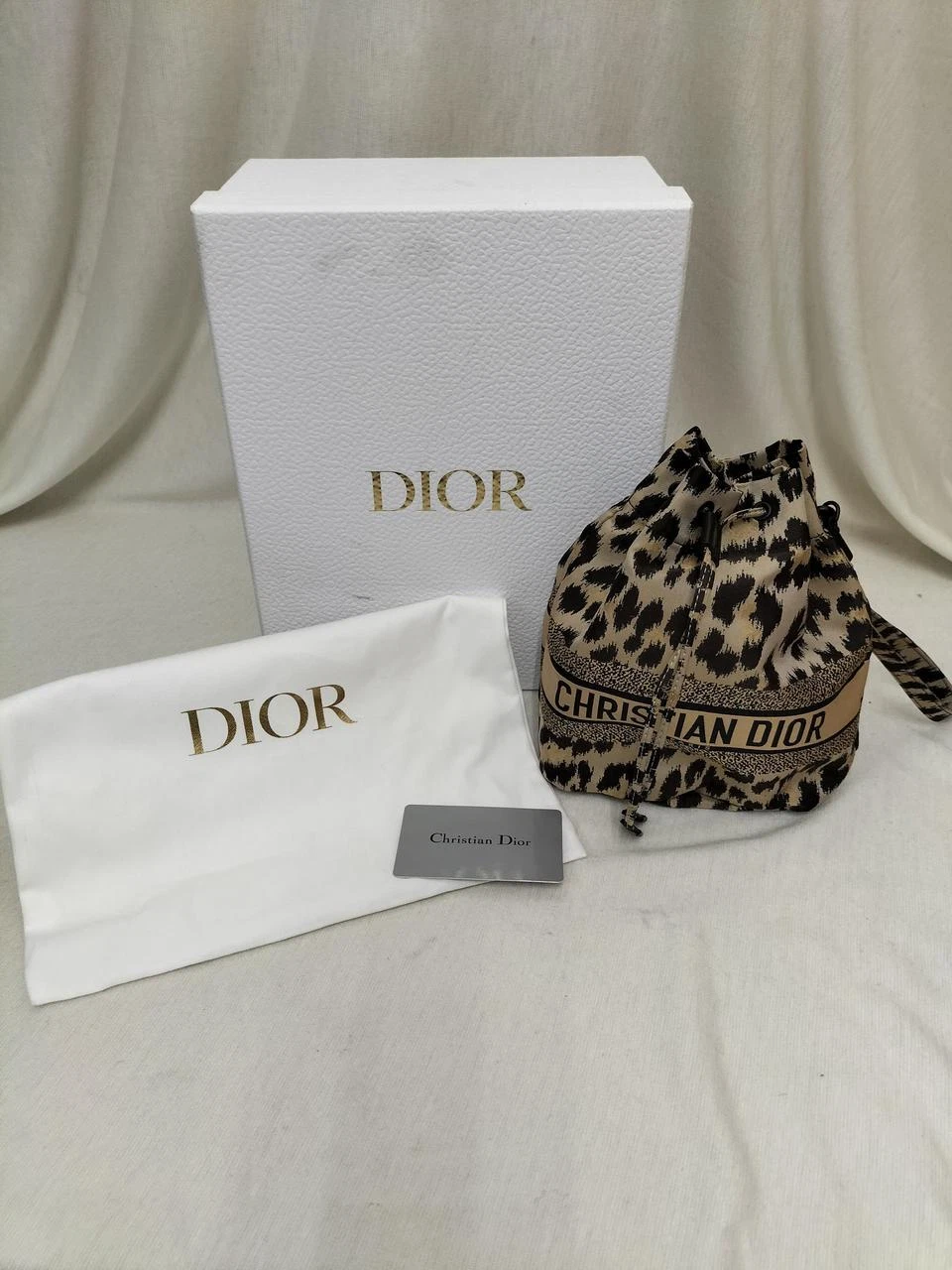 Pochette Christian Dior imprimé léopard logo voyage cordon du Japon