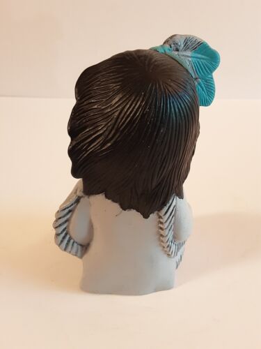 Scultura statuina ragazza indiana nativi americani seduta - Foto 5 di 8