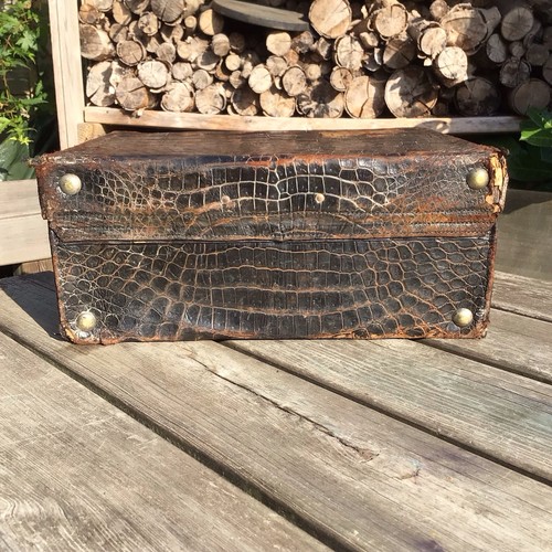 Old Vintage Antique Crocodile Leather Suitcase - Ideal For Storage Or A Prop - Picture 4 of 14