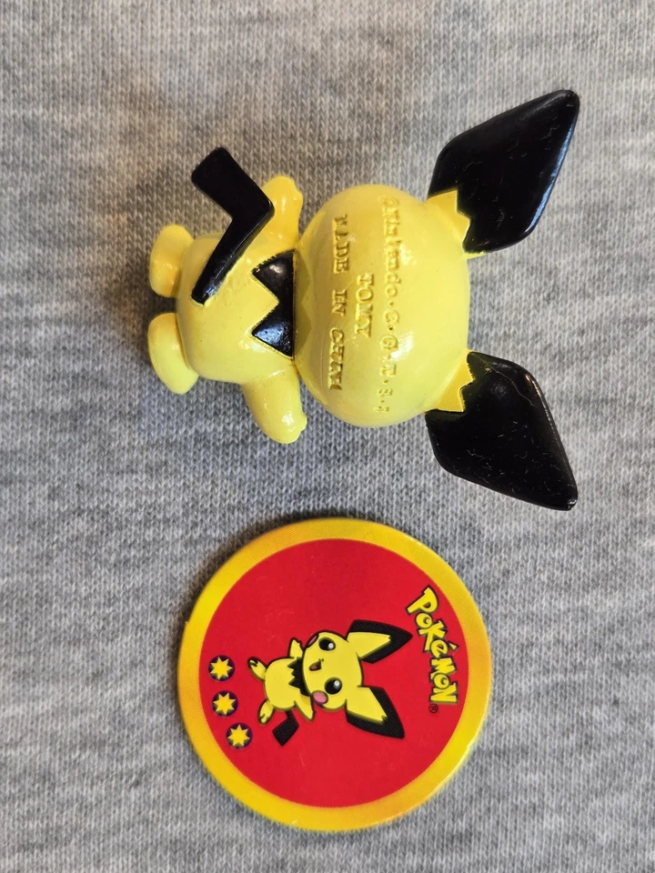 Figura de colección Pokemon Pichu Tomy 2001 Nintendo WDP y juego de discos Tazo Pog a juego Foto 2 de 4