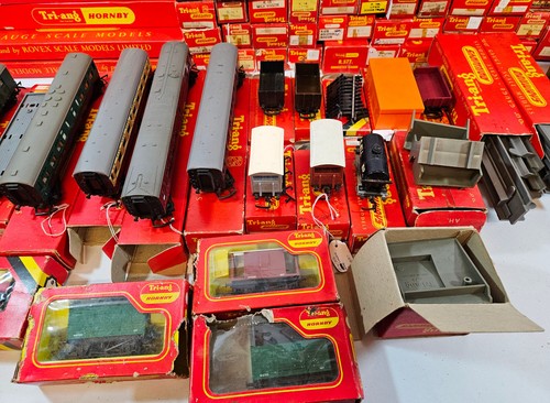 Large Collection of Vintage Triang OO Gauge Train Wagons, Bridge, Signals, Boxed - Picture 13 of 24