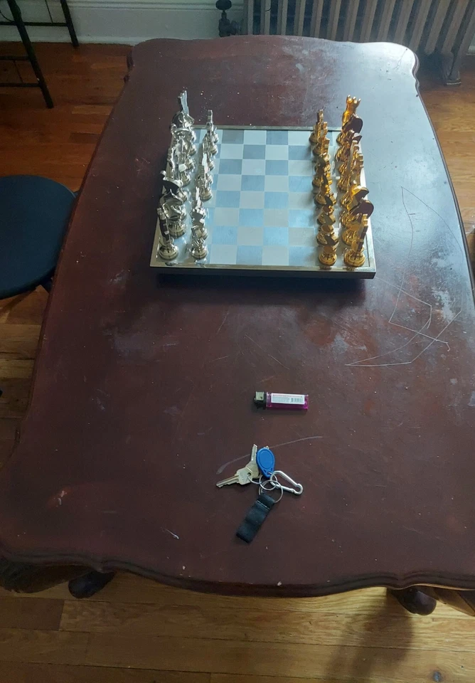 JUEGO DE AJEDREZ RESORTS, tablero de cristal chapado en oro y piezas plateadas Foto 2 de 2