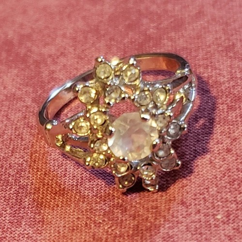 Anillo de cóctel solitario para damas tono plata talla 7 estrás racimo vintage R1 - Imagen 4 de 12