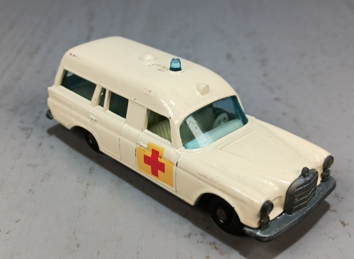 Lesney Matchbox Toys MB3c Mercedes Ambulance Pale Cream with E4 Type Box - Picture 3 of 6