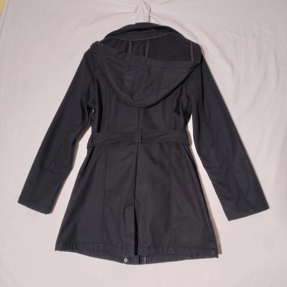 Gabardina Mia Melon negra con cinturón chaqueta ajustada con capucha para mujer pequeña Foto 2 de 4