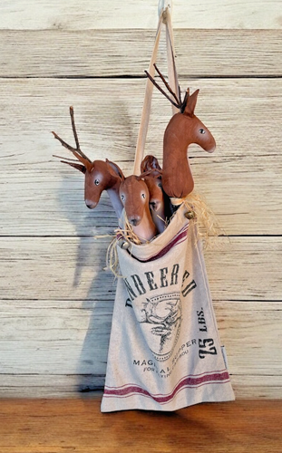 Primitive Volkskunst Weihnachtssack Rentier auf Stöcken Glocken Hängedeko - Bild 1 von 8