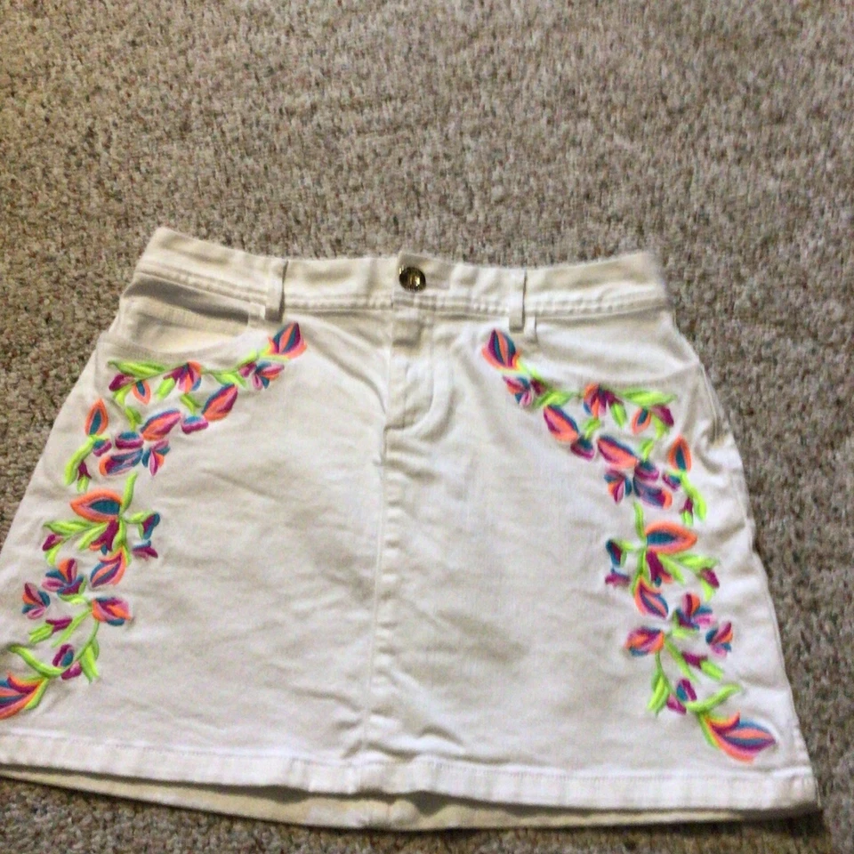 Minifalda Lilly Pulitzer Salli blanca denim bordada colorida Resort Foto 4 de 4