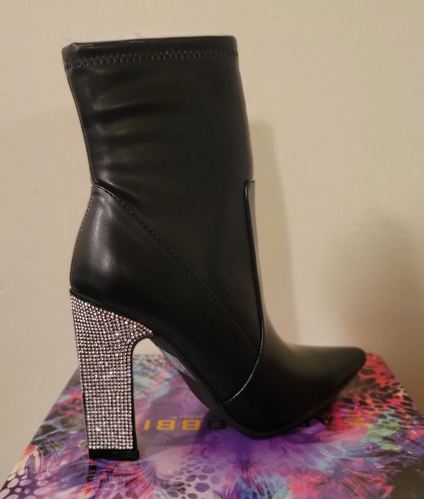 botines de cuero con tacón de piedras plateadas, para mujer.