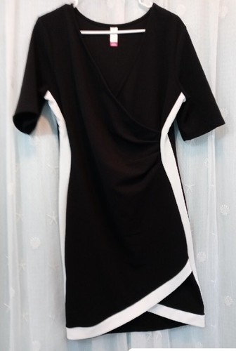 Stunning Black And White Form Fitting Women's Dress Size 15-17 Asymmetrical - Picture 2 of 6