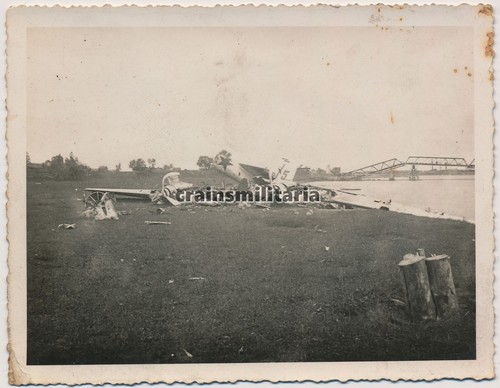 Orig. Foto Wrack russisches Flugzeug m. Kennung b. zerstörte Brücke in Russland