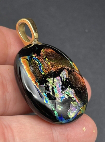 Dije colgante de metal dorado de vidrio dicroico multicolor vintage - Imagen 4 de 4