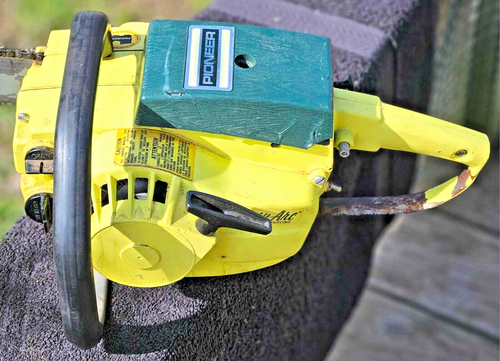Pioneer 1074 Chainsaw For Parts or Repair overall Decent shape Vintage - Picture 3 of 11