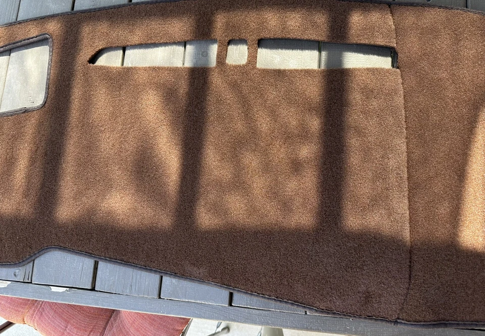 Чехол на приборную панель Dash Designs для 2022-2025 GMC Sierra 1500 (ковер) (темно-коричневый) - Изображение 3 из 4